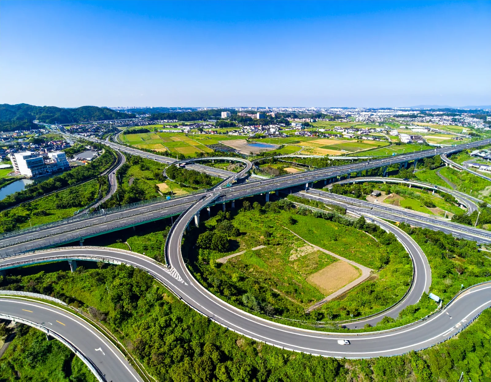 道路が交差するインターチェンジの風景